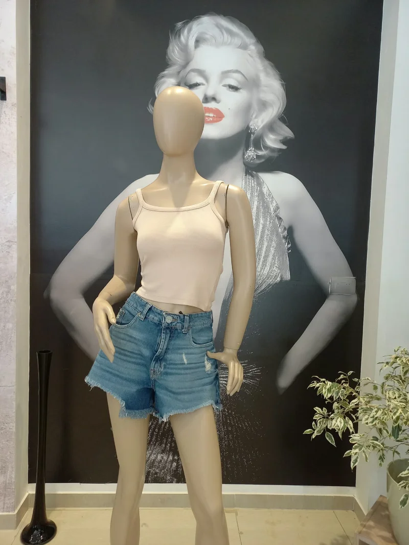 Short Denim Tiro Bajo con Roturas