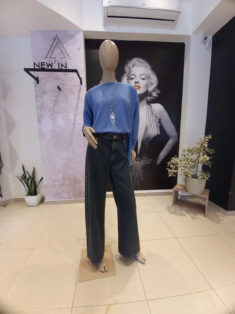 Jean Straight Relax con Tachas