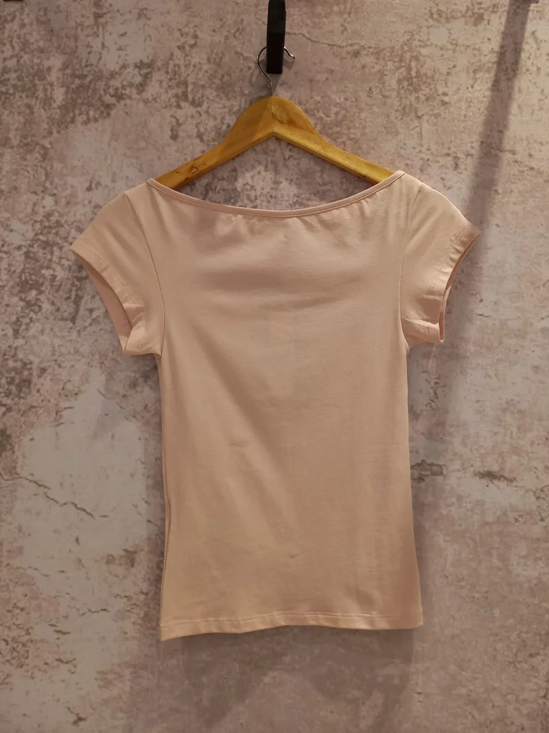 Remera Jersey Entallada Cuello Bote