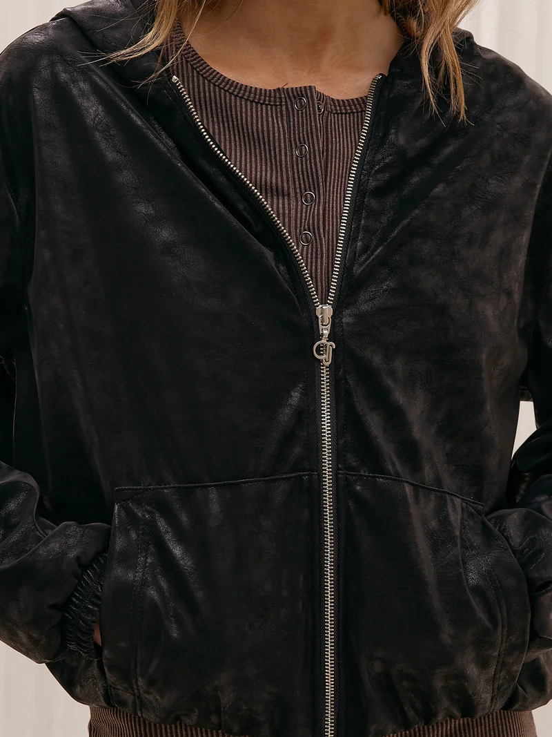 Campera de Cuero con Capucha y Cierre