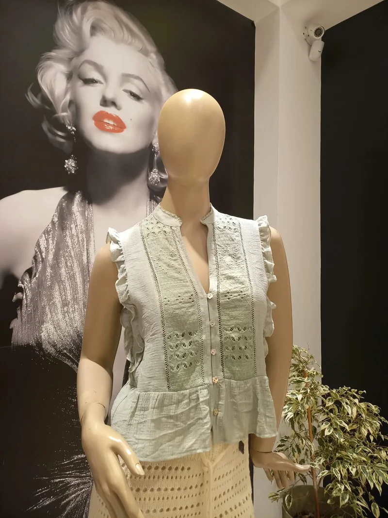 Blusa con Puntillas y Volado Fedra