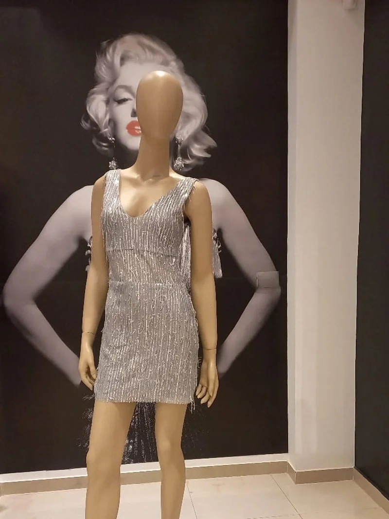 Vestido Corto de Lentejuelas con Flecos