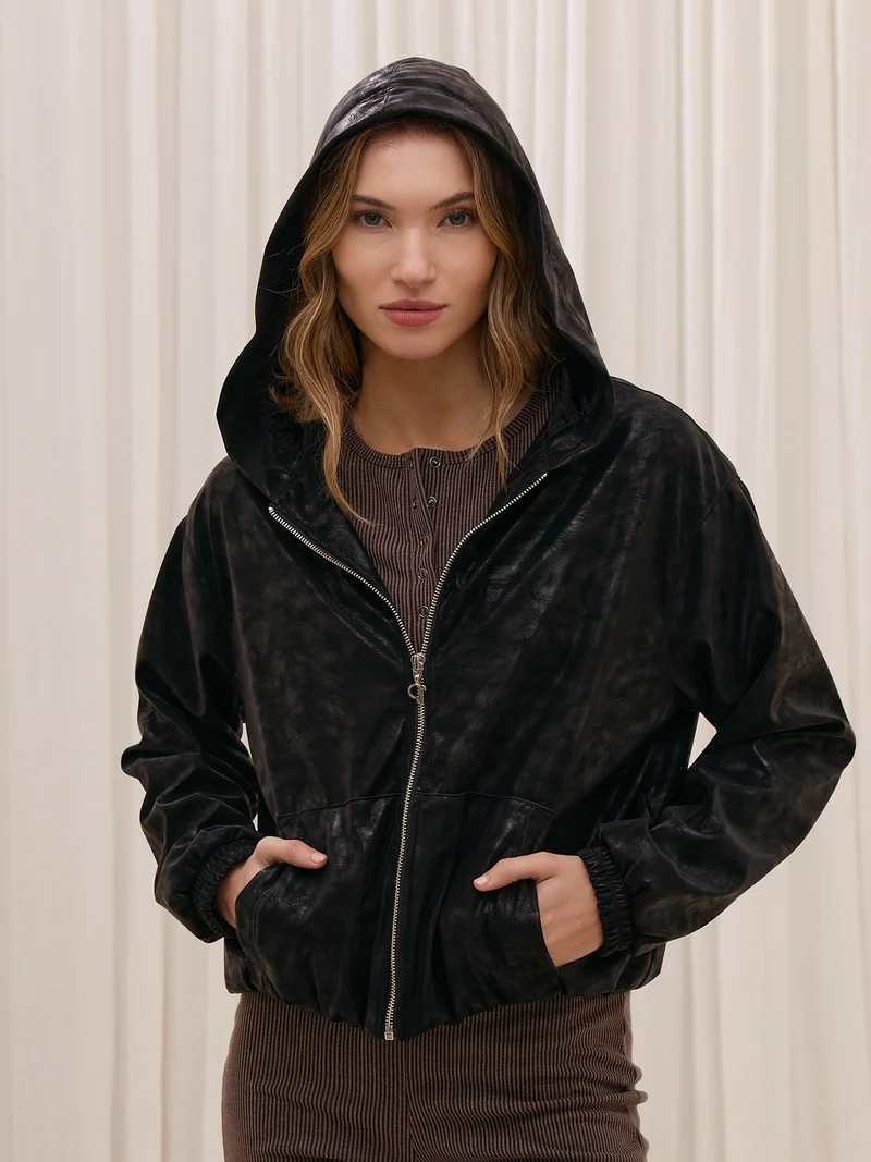 Campera de Cuero con Capucha y Cierre