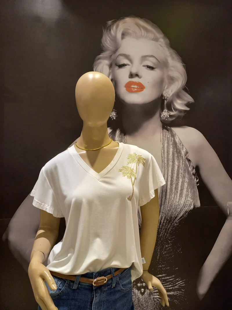 Remera Escote V con Bordado Terci